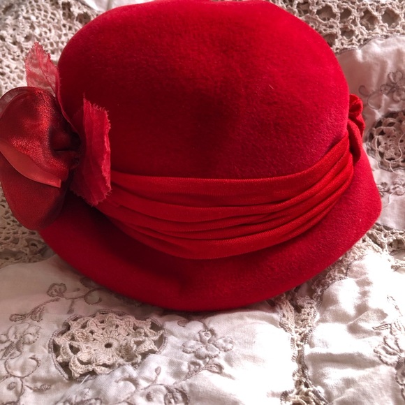 Beautiful wool RED hat - Picture 6 of 7